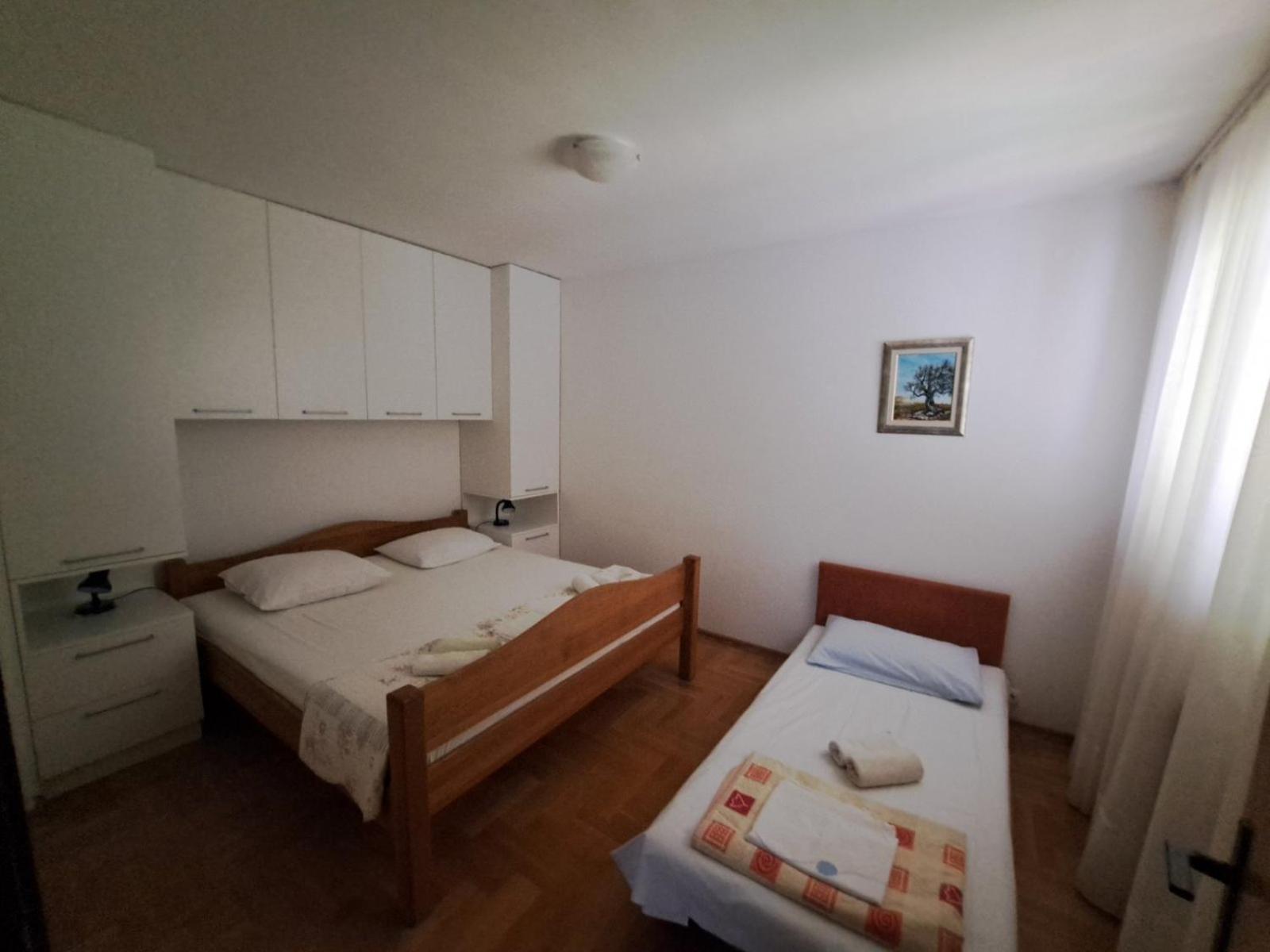 Apartmani Maver Sveti Filip i Jakov Exteriör bild