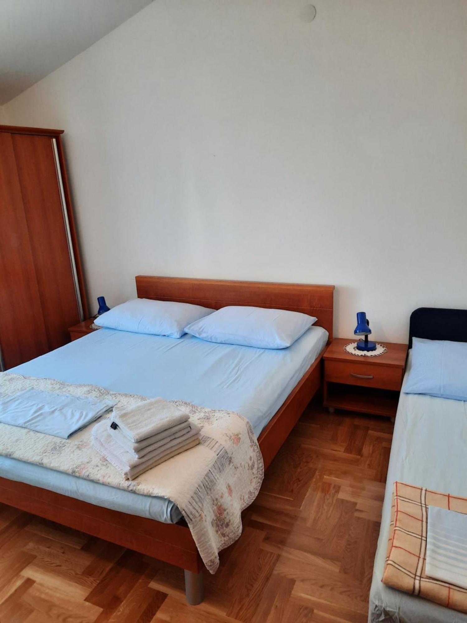 Apartmani Maver Sveti Filip i Jakov Exteriör bild