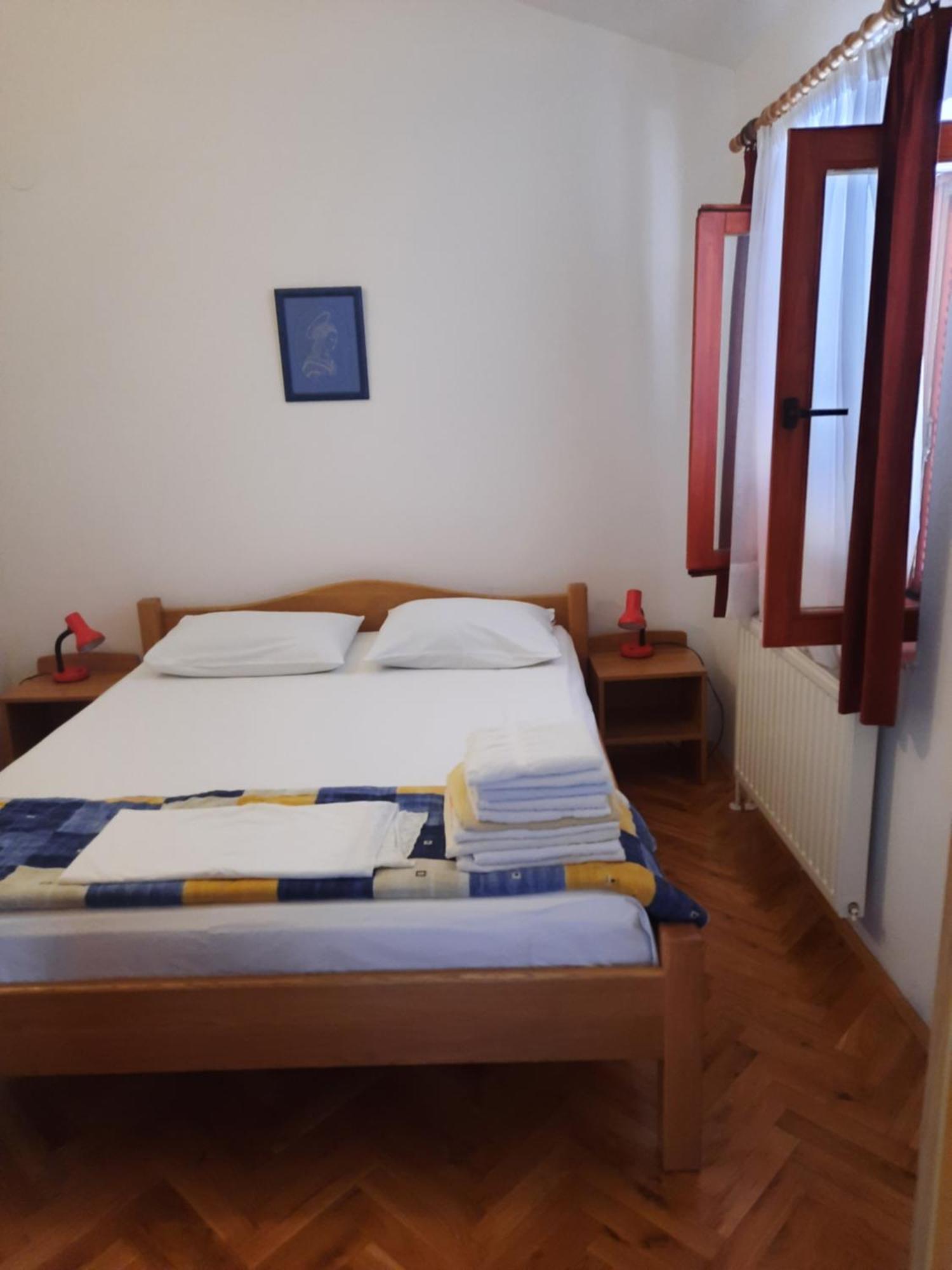 Apartmani Maver Sveti Filip i Jakov Exteriör bild